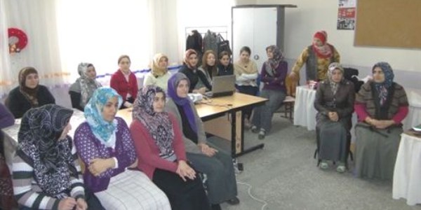 Kadınlara 'ev ekonomisi ve aile içi iletişim' anlatıldı