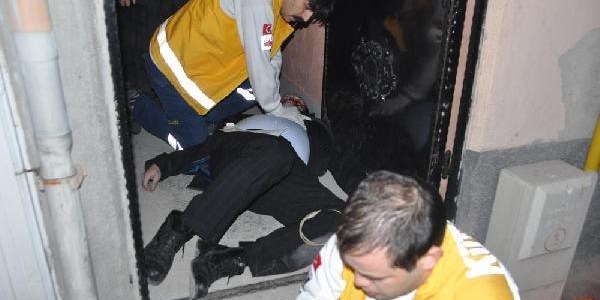 Maliye memuru evinin kapısında öldürüldü