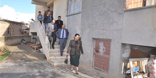 Siirt Valisi Aydın'ın Eşi Arzu Aydın şehit ailesini ziyaret etti