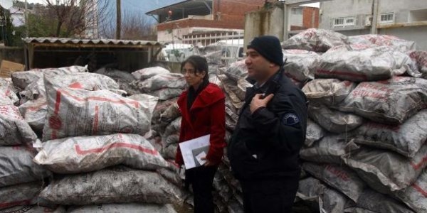 Edremit'te tartışma yaratan kömür çuvalları
