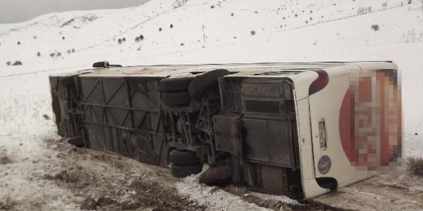 Yolcu otobüsü devrildi: 13 yaralı