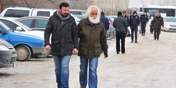 Ünlü sanatçı Suavi Van Adliyesi'ne geldi