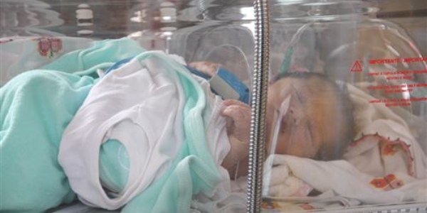 Kalp hastalığı bulunan bebek hayata tutunmaya çalışıyor