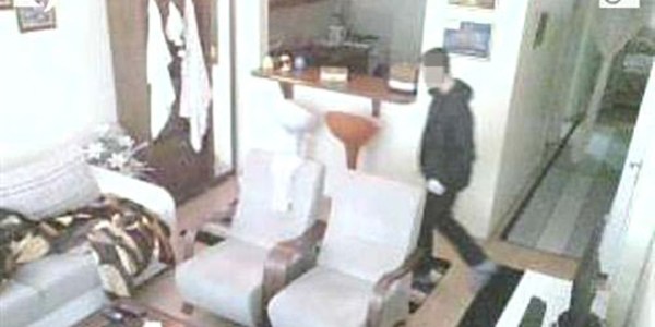 Kapı kıran hırsızlar kamerayı fark etmedi