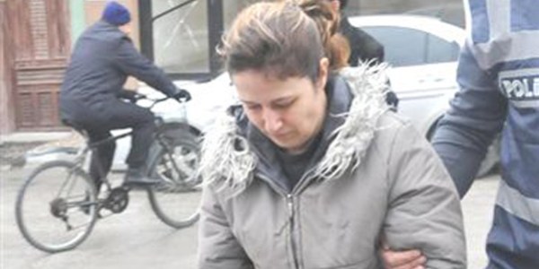 Eşi ve onun dostu olan dansözü bıçakla yaraladı