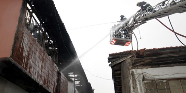 Sakarya'da mobilya at�lyesinde yang�n