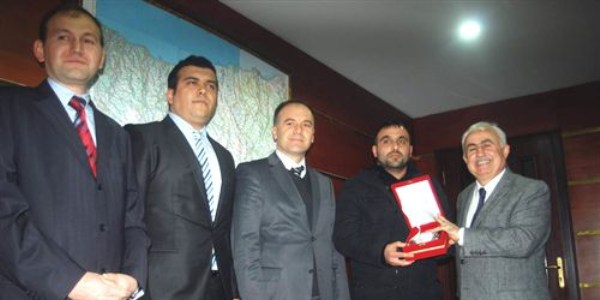 Ölen annesinin organlarını bağışlayan oğula validen plaket