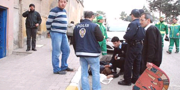 Yolda bay�lan kad�n�n imdad�na polis yeti�ti