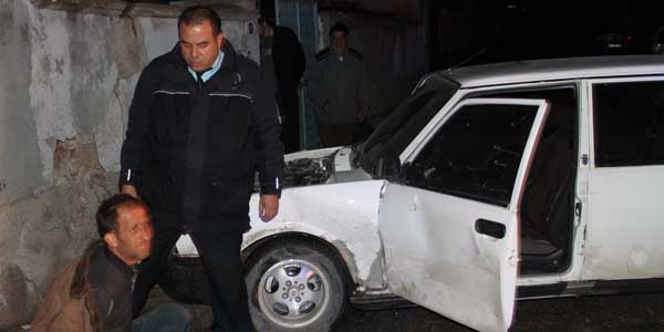 Polise çarpıp kaçtılar, duvara çarpıp yakalandılar