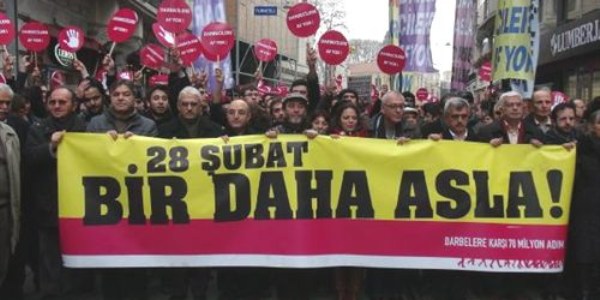Darbe kar��t� y�r�y��te gerginlik