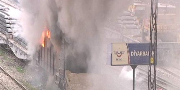 Tren vagonundaki yangına polis panzeri müdahale etti