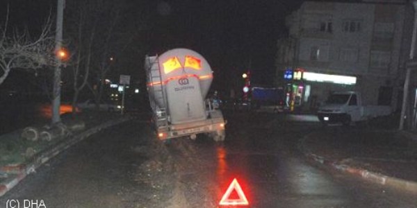Çimento yüklü tır, doğalgaz borusu bulunan zemine saplandı