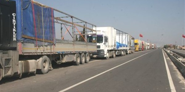 Sınırda 3 kilometrelik tır kuyruğu