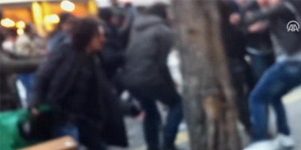 K�z�lay'da 'anma stand�'na sald�r�: 7 yaral�