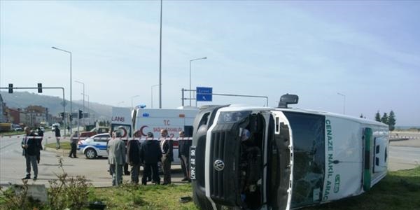 Ambulansla cenaze arac� �arp��t�: 4 yaral�