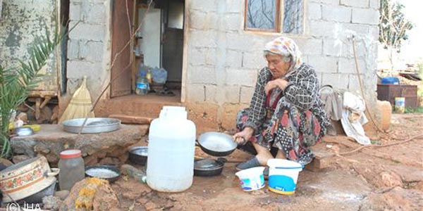 Ya�l� kad�n�n tek odal� evde ya�am m�cadelesi