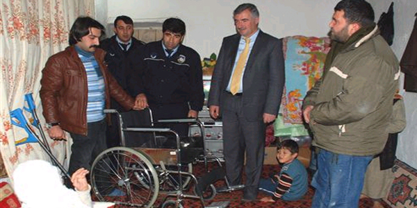 Engelli vatandaa tekerlekli sandalye verildi