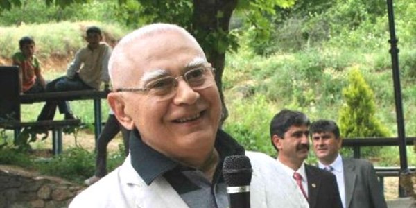 Ara�t�rmac� yazar mezarl�kta intihar etti