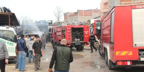 Bursa'da hurda deposu, alev alev yand�