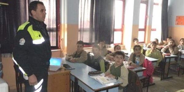 ��rencilere trafik semineri verildi