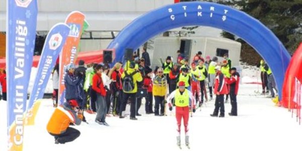 �niversiteli kayak��lar Ilgaz'da yar���yor