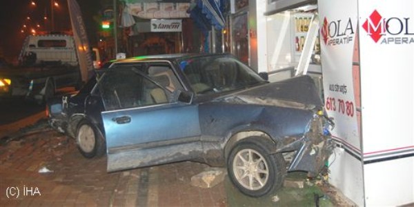 Alkollü sürücü dükkana daldı