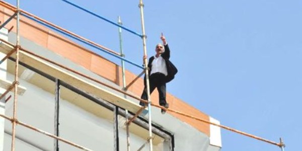 'Ailesi eşimi alıkoydu' diyerek 8'inci kata çıktı
