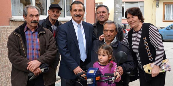 Akülü arabası çalınan engelli yeni aracına kavuştu