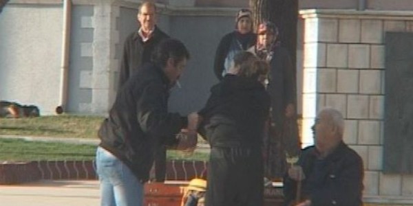 Öfkeli koca eşini adliye önünde tekme tokat dövdü
