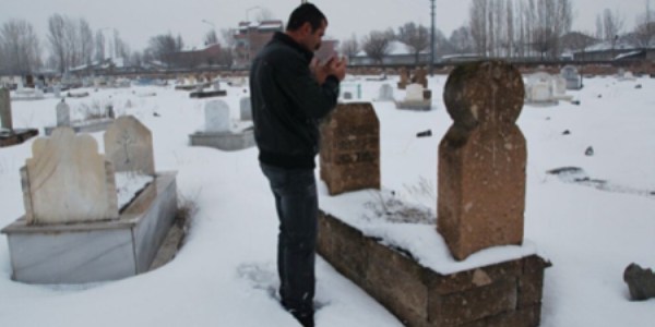 Patnos'ta mezarlar farkl yne bakyor