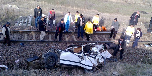 Tren yoluna uçan otomobile lokomotif çarptı: 2 ölü