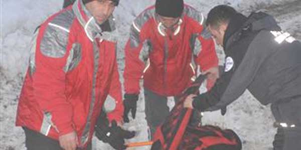 Yolu kardan kapal� mezradaki hastay� kar motoru ile ta��d�lar