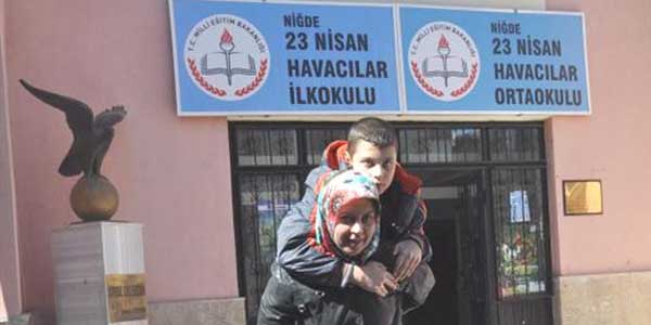 Asans�r bozuldu, engelli o�lunu s�n�flara s�rt�nda ta��yor