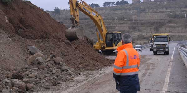 Heyelanin kapattiği viyadük trafiğe açildi