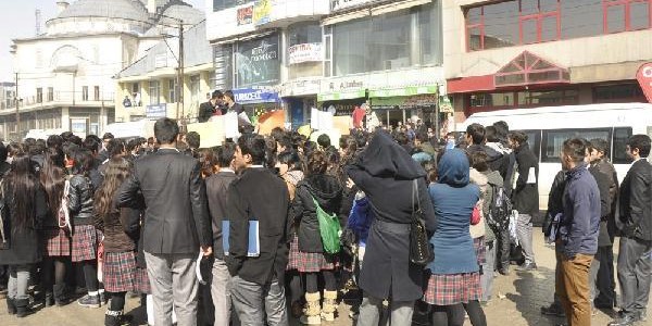 Hakkari'de ��renci y�r�y��� gerginli�i