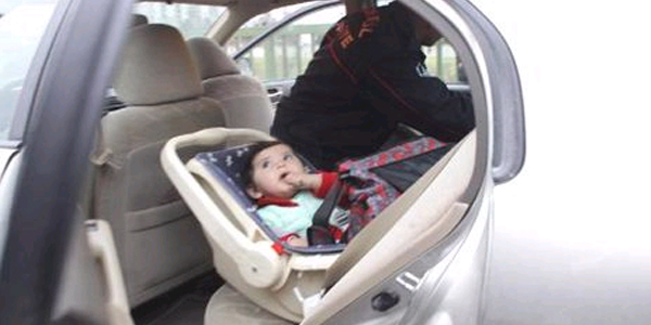 10 ayl�k Yi�it �mer otomobilde mahsur kald�