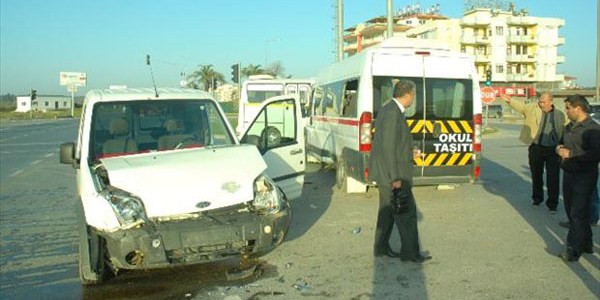 Öğrenci servisi kamyonetle çarpıştı: 9 yaralı