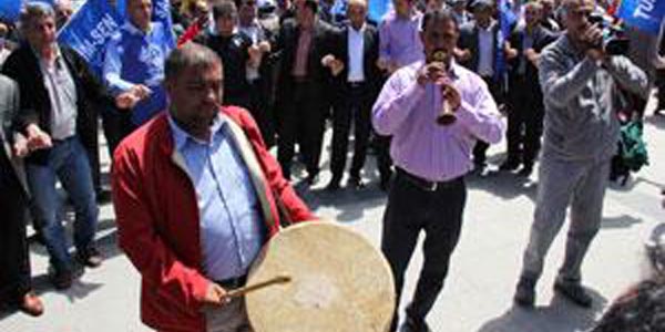 Erzurum'da memurlar davul zurna eliinde i brakt