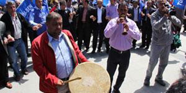 Erzurum'da memurlar davul zurna eşliğinde iş bıraktı