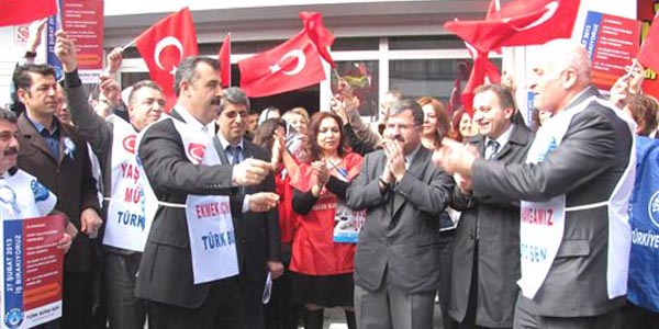 Sivas'ta memurlar bir gnlk i brakma eylemi yapt
