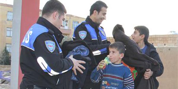 Mardin polisinden Suriyeli sığınmacılara yardım
