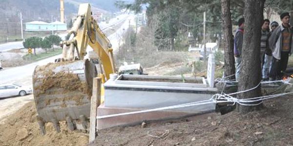 Mezarları iple ağaca bağladılar