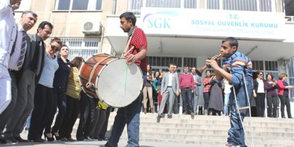 Bedensel engeline rağmen zurna çalarak evine bakıyor