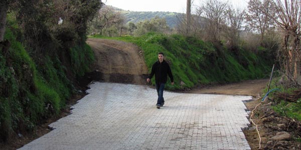 Beyda�'da, bah�e yollar� da kilit ta�la kapl�yor