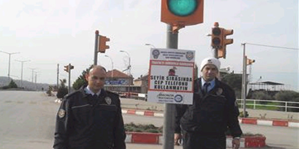 Trafik lambalarına sürücüleri uyaran levhalar takıldı