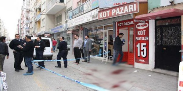 Haraç vermeyen baba oğulu bıçakladılar