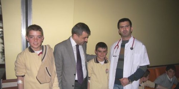 Kaymakam Atasoy, hastanede tedavi gören öğrencileri ziyaret etti