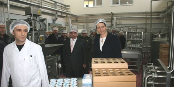 Vali Y�lmaz, k�z meslek lisesi s�t �nitesini inceledi