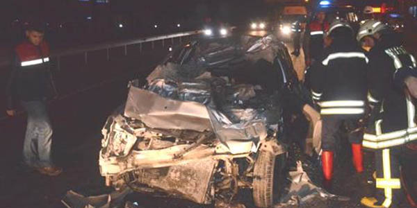 Otomobiliyle kamyona çarpınca öldü
