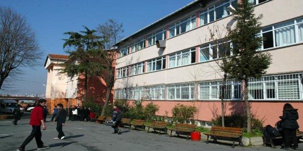 Liseli kız okulun 3'ncü katından atladı/ Video